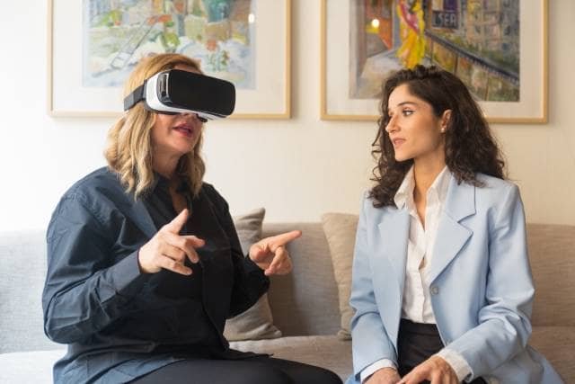 psicóloga con realidad virtual